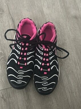 Nike Women’s Black and Pink Athletic Sneakers